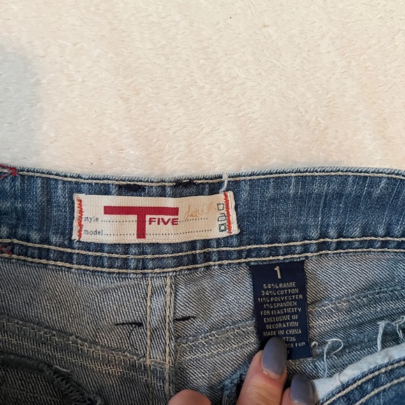 Like new Sz 1/24 distressed denim jean shorts - Picture 2 of 4